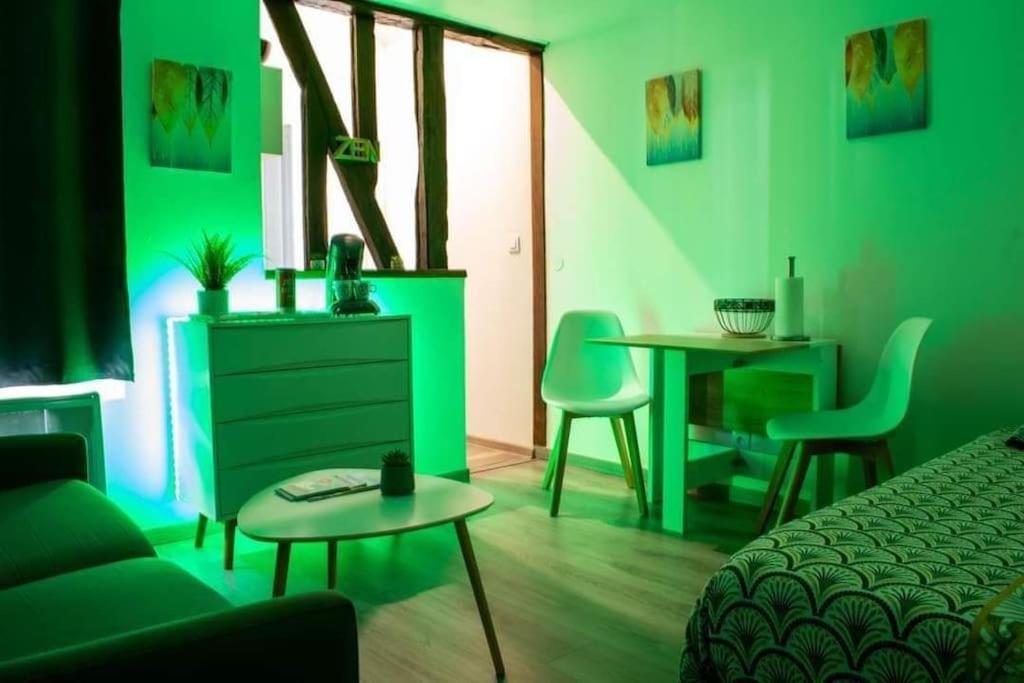 Studio Charmant Confortable Tv Centre Ville Louviers Exterior foto