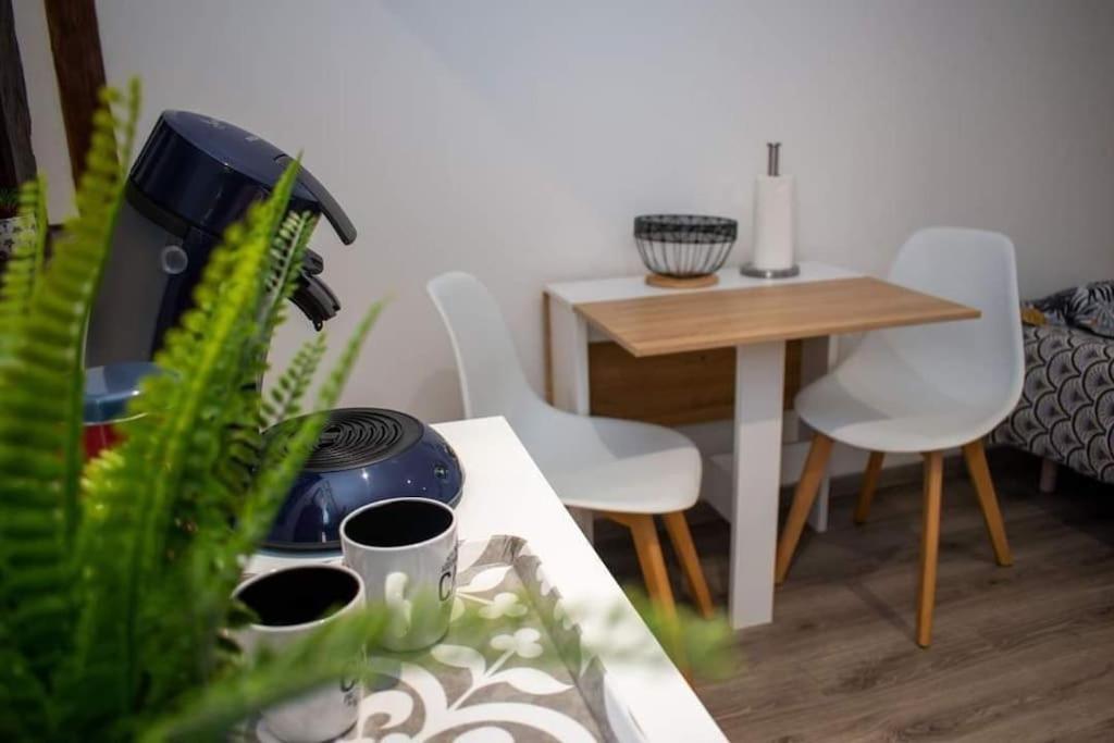 Studio Charmant Confortable Tv Centre Ville Louviers Exterior foto
