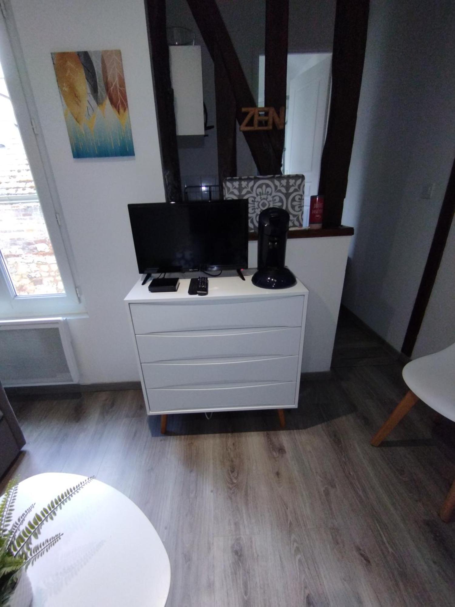 Studio Charmant Confortable Tv Centre Ville Louviers Exterior foto
