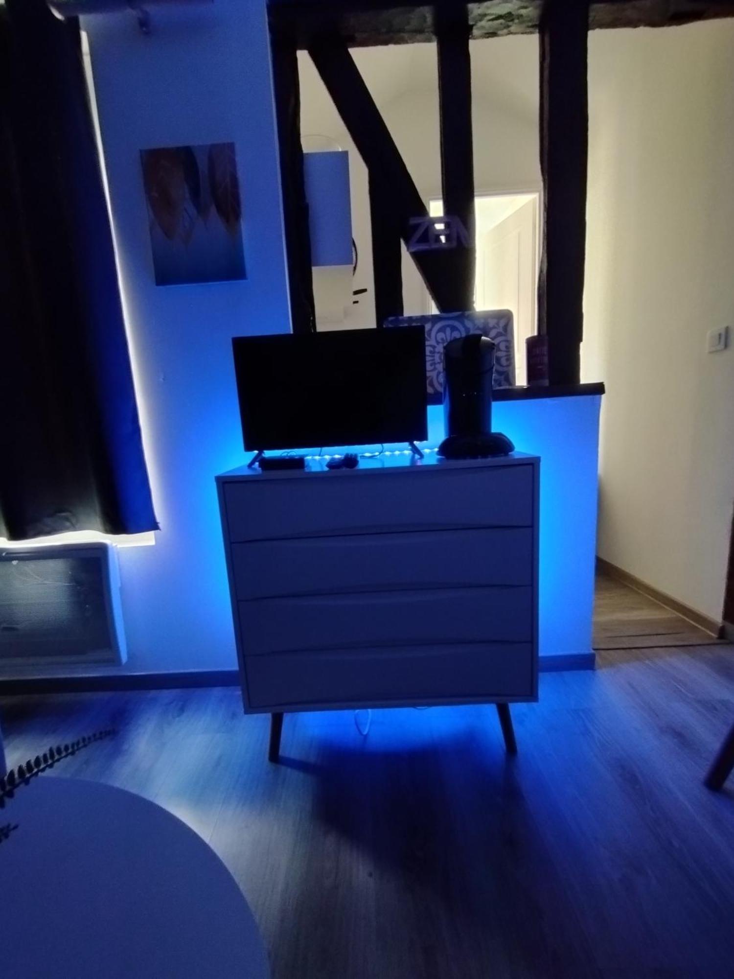 Studio Charmant Confortable Tv Centre Ville Louviers Exterior foto